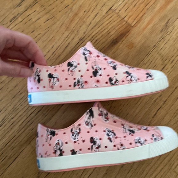 Native pink Minnie Mouse shoes - Picture 4 of 8